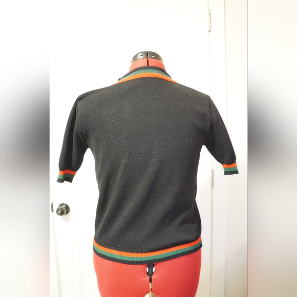 Black knit shirt with red and green tie, pearl detail - Picture 4 of 5